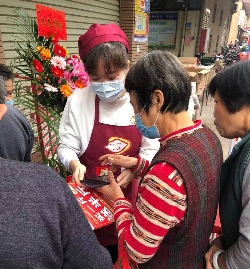 何老板萬(wàn)萬(wàn)沒(méi)想到，自己的餃子云吞店開(kāi)業(yè)的第一天就門庭若市